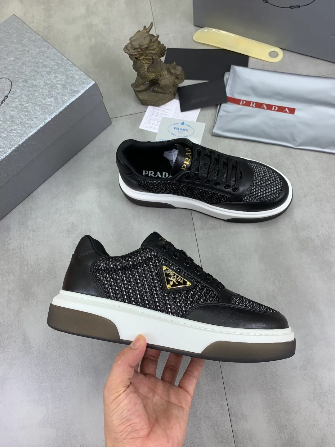 Men's Men's Shoes 💰P560 💰【New Style】 The latest model of high-quality PRADA classic men's shoes has been launched on the official website at a 1:1 replica, synchronized in Hong Kong and on the same catwalk; all made of calfskin➕imported cowhide lining, 🍡🍡original rubber outsole, non-slip and wear-resistant; comfortable on the feet, attractive style, fine workmanship, and simple and neat shoe lasts, highlighting a man's courage and toughness, 👍size 38 to 44 (45 can be customized) black White color🉑️choose